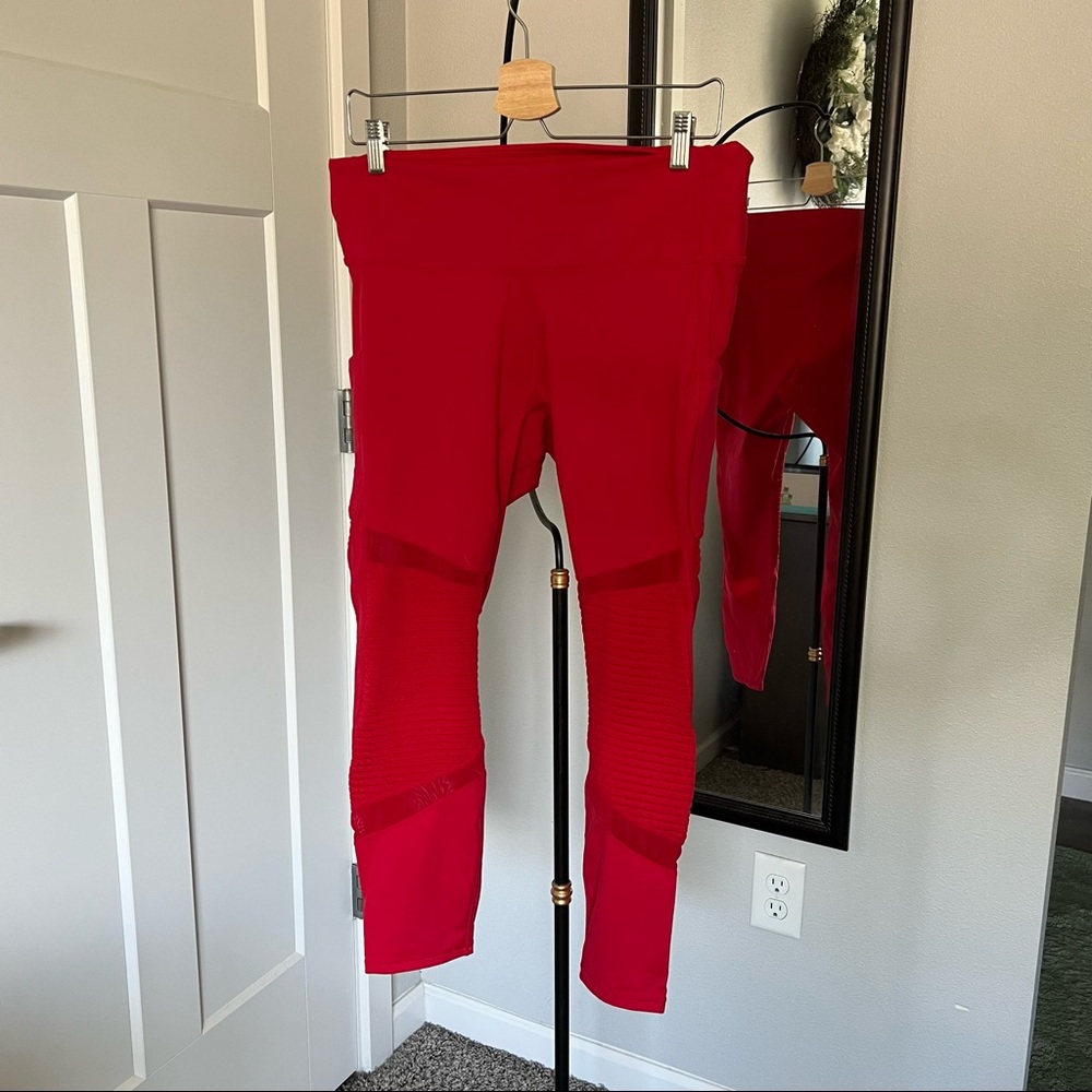 Fabletics 7/8 Leggings with Mesh Panels & Ribbing Details
